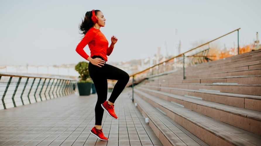 Nainen treenaamassa veden rell.